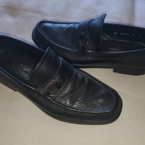Salvatore Ferragamo black leather shoes EUC size 9 men